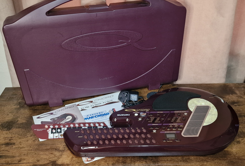 QChord QC-1 and case hinge detail